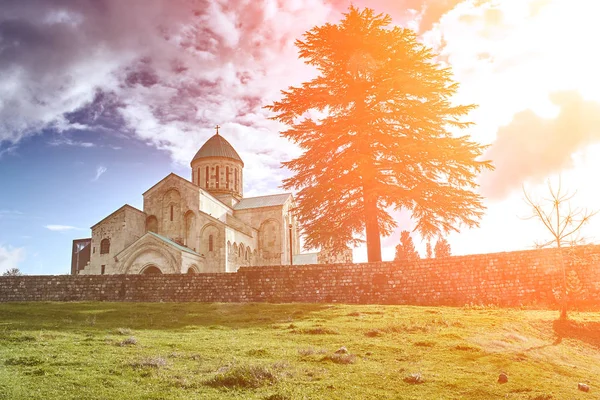 Kyrkan, belägen Racha regionen i Georgien, Nedre Svanetien bergen. Solen flare — Stockfoto