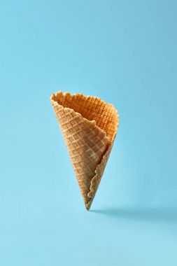 Açık mavi renkli gözleme kornet.