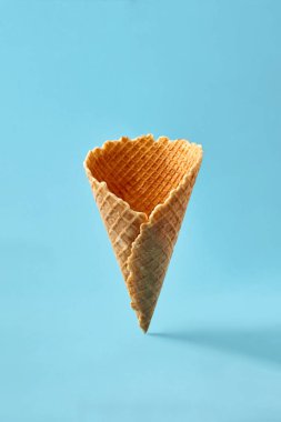 Açık mavi renkli gözleme kornet.