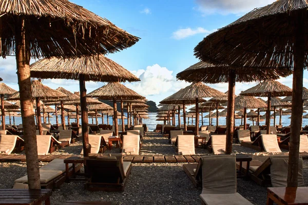 Liegestühle und Sonnenschirme am Strand in Budva, Montenegro. — Stockfoto