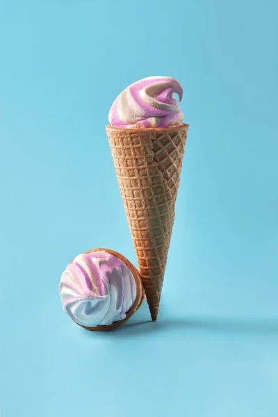 Helado en vasos de gofres, blanco y púrpura sobre fondo azul claro . — Foto de Stock