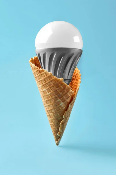 Lampada a led in cono gelato, concetto di innovazione — Foto Stock