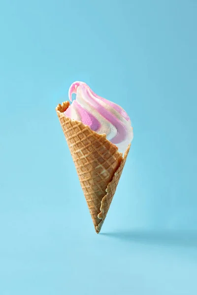 Helado en taza de gofres, blanco y púrpura sobre fondo azul claro . — Foto de Stock