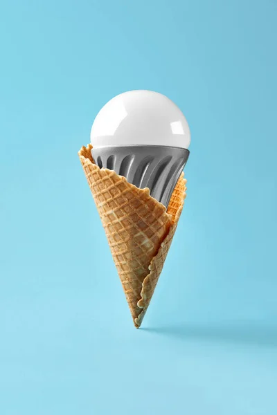 Lámpara led en cono de helado, concepto de innovación — Foto de Stock