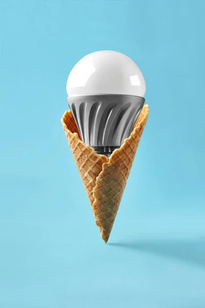 Lâmpada led em cone de sorvete, conceito de inovação — Fotografia de Stock
