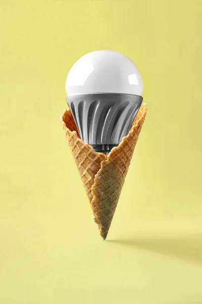 Lámpara led en cono de helado, concepto de innovación —  Fotos de Stock