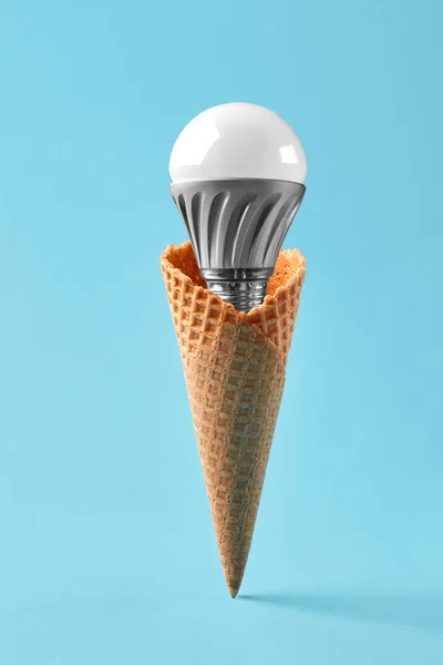 Lámpara led en cono de helado, concepto de innovación — Foto de Stock