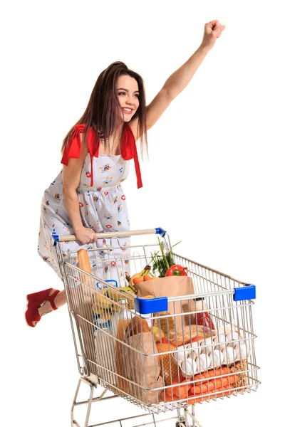 Mujer con carrito lleno de productos aislados sobre fondo blanco —  Fotos de Stock