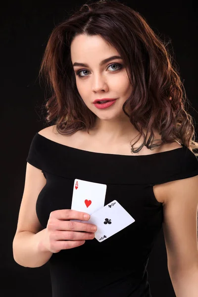黒の背景にギャンブルを演奏若い女性 — ストック写真