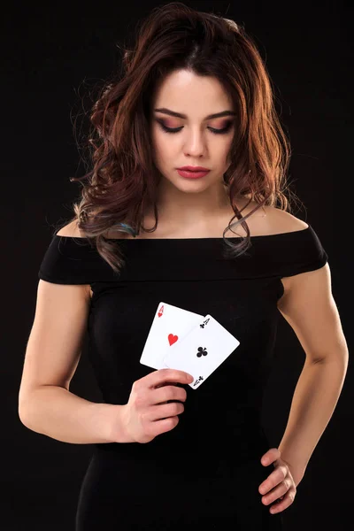 黒の背景にトランプのカードを保持している若い女性 — ストック写真
