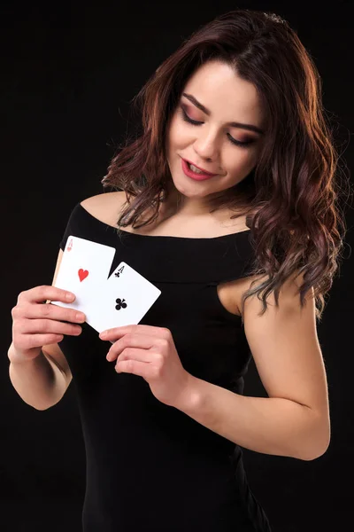 Siyah arka plan üzerine kumar oynayan genç bir kadın — Stok fotoğraf