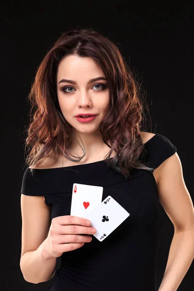 黒の背景にギャンブルを演奏若い女性 — ストック写真
