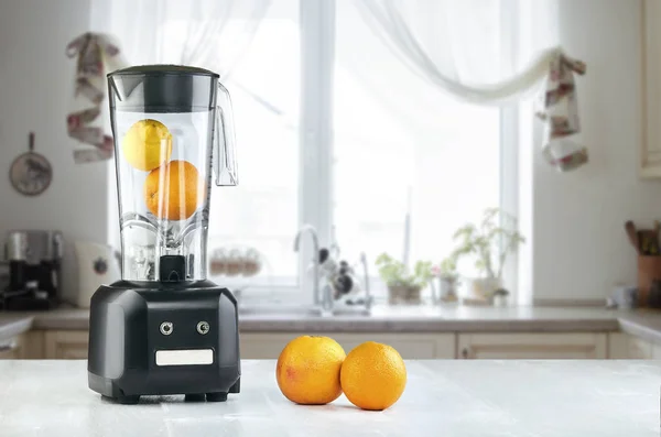 O liquidificador elétrico para fazer suco de frutas ou smoothie — Fotografia de Stock