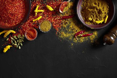 Egzotik baharat karışımı - baharat, otlar, koyu arka plan üzerinde toz üstten görünüm. Pişirme ve baharatlı gıda kavramı. Kopya alanı