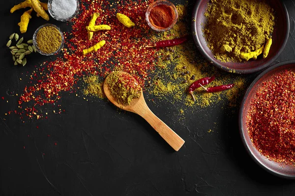 Екзотично Spice Mix - спеції, трави, порошковий вид зверху на темному тлі. Концепція приготування їжі та гострої їжі. Копіювати простір — стокове фото