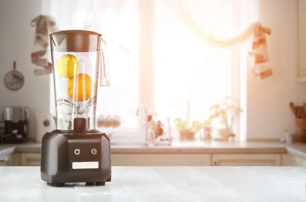 Le mélangeur électrique pour faire du jus de fruits ou un smoothie. Éclair de soleil — Photo