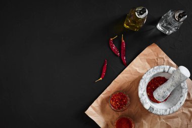 Taş harç içinde kurutulmuş ve ezilmiş kırmızı biber biber. Kopya alanı