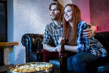 Spor TV izlerken bir spor takımı için tezahürat genç Çift