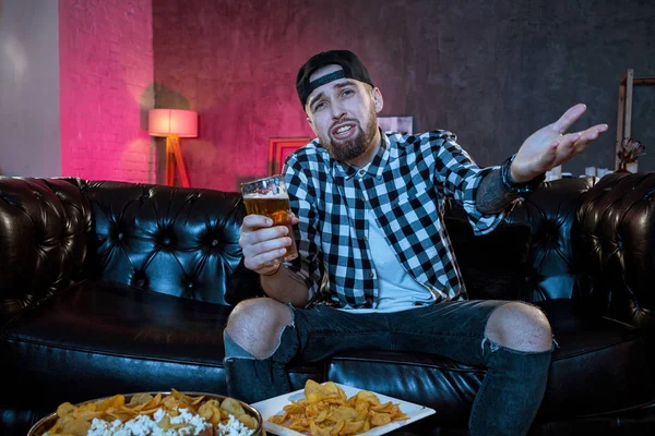 Joven fanático hombre viendo fútbol partido en televisión nervioso un — Foto de Stock