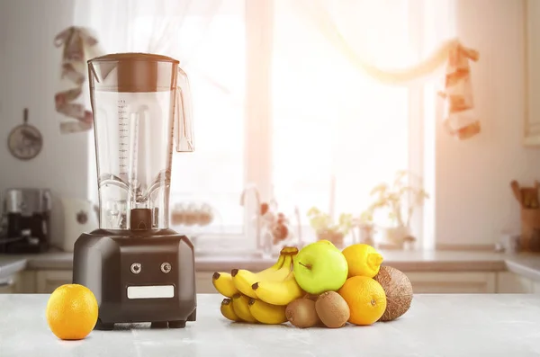 Misturador, frutas e espaço de cozinha. Inflamação solar — Fotografia de Stock