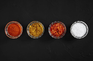 Taze çekilmiş baharat baharat boşaltmak siyah tablo genel gider görünümüyle dört küçük Kazanlı kullanarak yemek