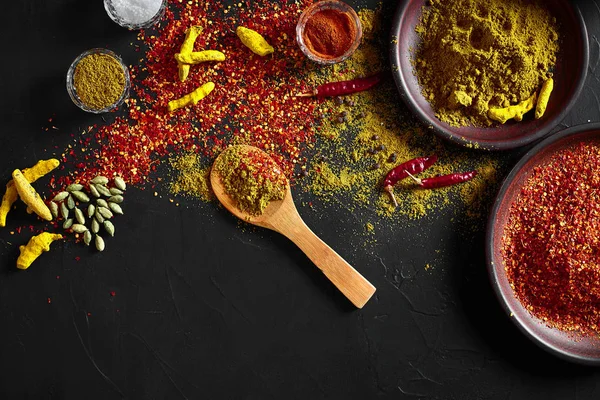 Екзотично Spice Mix - спеції, трави, порошковий вид зверху на темному тлі. Концепція приготування їжі та гострої їжі. Копіювати простір — стокове фото