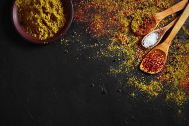 Hint baharat siyah arka plan üzerine - ayarla yeşil kakule, zerdeçal tozu, kişniş, kimyon ve biber, üstten görünüm