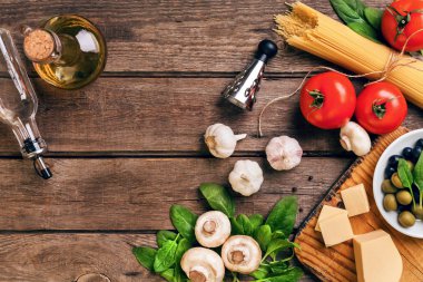 İtalyan yemeği arka plan ile makarna, baharatlar ve sebzeler. Üstten Görünüm, kopya alanı.