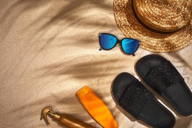 Yaz arka plan ile hasır şapka, güneş gözlüğü, güneş kremi şişe ve flip flop