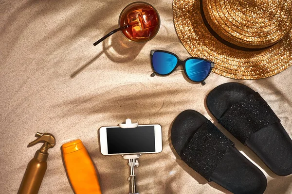Summer background with straw hat, sunglasses, sunscreen bottle and flip flops — Stock Photo, Image