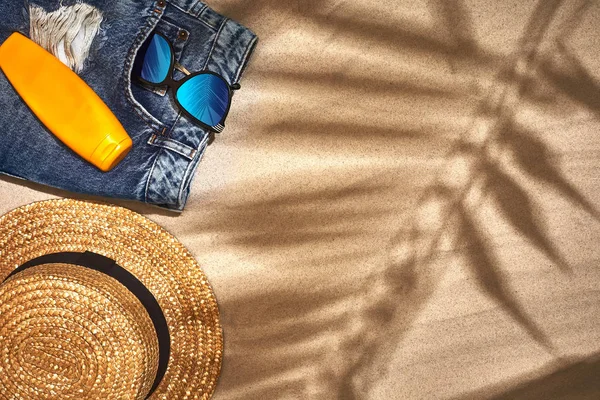 Summer background with straw hat, sunglasses, sunscreen bottle and flip flops — Stock Photo, Image