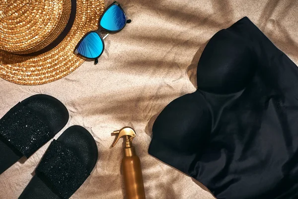 Letní pozadí s slaměný klobouk, sluneční brýle, opalovací krém láhev a žabky — Stock fotografie