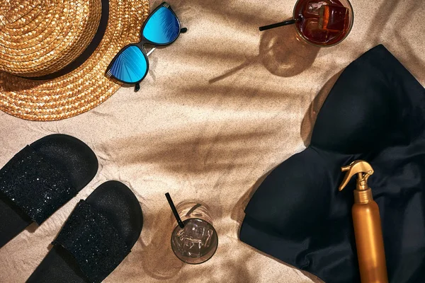 Lato na tle z słomkowy kapelusz, Okulary przeciwsłoneczne, krem do opalania butelki i klapki — Zdjęcie stockowe