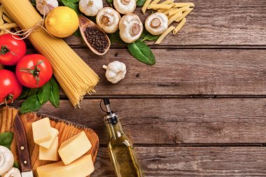 Metin için fesleğen, domates, ahşap arka plan, üstten görünüm, peynirli spagetti için malzemeleri koyun