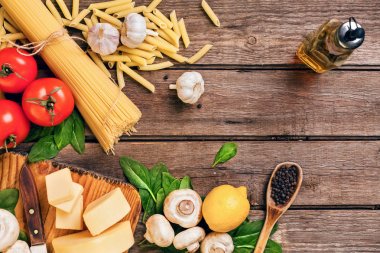 Metin için fesleğen, domates, ahşap arka plan, üstten görünüm, peynirli spagetti için malzemeleri koyun