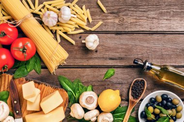 Metin için fesleğen, domates, ahşap arka plan, üstten görünüm, peynirli spagetti için malzemeleri koyun