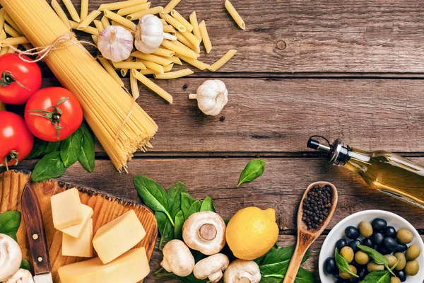 Metin için fesleğen, domates, ahşap arka plan, üstten görünüm, peynirli spagetti için malzemeleri koyun