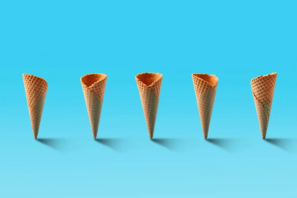 アイス クリーム コーンのパターン。背景色が水色。甘い、夏、空の概念. — ストック写真