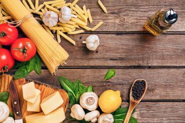 Metin için fesleğen, domates, ahşap arka plan, üstten görünüm, peynirli spagetti için malzemeleri koyun