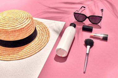 Kağıt arka plan düz yatan kadının aksesuarları dokulu. Pembe ve beyaz pastel renkler ürünler civarında kopya alanı ile.