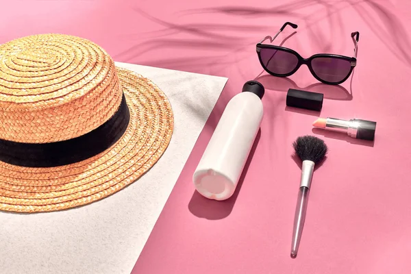 Accesorios para mujer acostados sobre fondo de papel texturizado. Colores pastel rosa y blanco con espacio de copia alrededor de los productos . — Foto de Stock