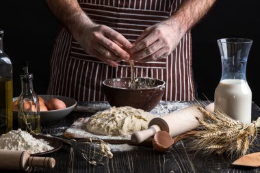 Doğru bir şekilde sonları hamur yapmak için yumurta pişirmek.
