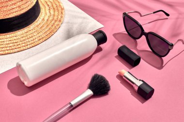 Kağıt arka plan düz yatan kadının aksesuarları dokulu. Pembe ve beyaz pastel renkler ürünler civarında kopya alanı ile.