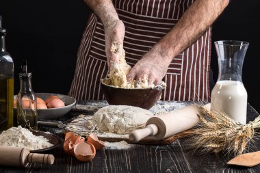Bir avuç un yumurta rustik bir mutfak ile. Mens eller arka planı hamur yoğurmak. Yemek Unlu Mamüller veya hamur ekmek, kek, pasta, pizza hamuru için malzemeler. Kopya alanı