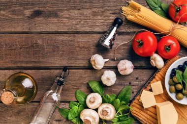 İtalyan yemeği arka plan ile makarna, baharatlar ve sebzeler. Üstten Görünüm, kopya alanı.