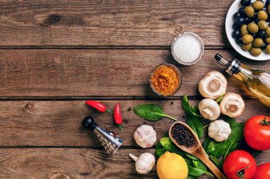 Makarna malzemeler - domates, zeytin yağı, sarımsak, İtalyan otlar, taze fesleğen, tuz ve spagetti kopya alanı ahşap bir zemin üzerine, yatay, yukarıdan görünüm
