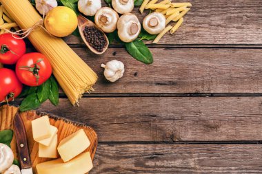 Metin için fesleğen, domates, ahşap arka plan, üstten görünüm, peynirli spagetti için malzemeleri koyun