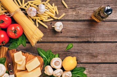 Metin için fesleğen, domates, ahşap arka plan, üstten görünüm, peynirli spagetti için malzemeleri koyun