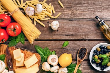 Metin için fesleğen, domates, ahşap arka plan, üstten görünüm, peynirli spagetti için malzemeleri koyun