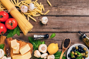 Metin için fesleğen, domates, ahşap arka plan, üstten görünüm, peynirli spagetti için malzemeleri koyun